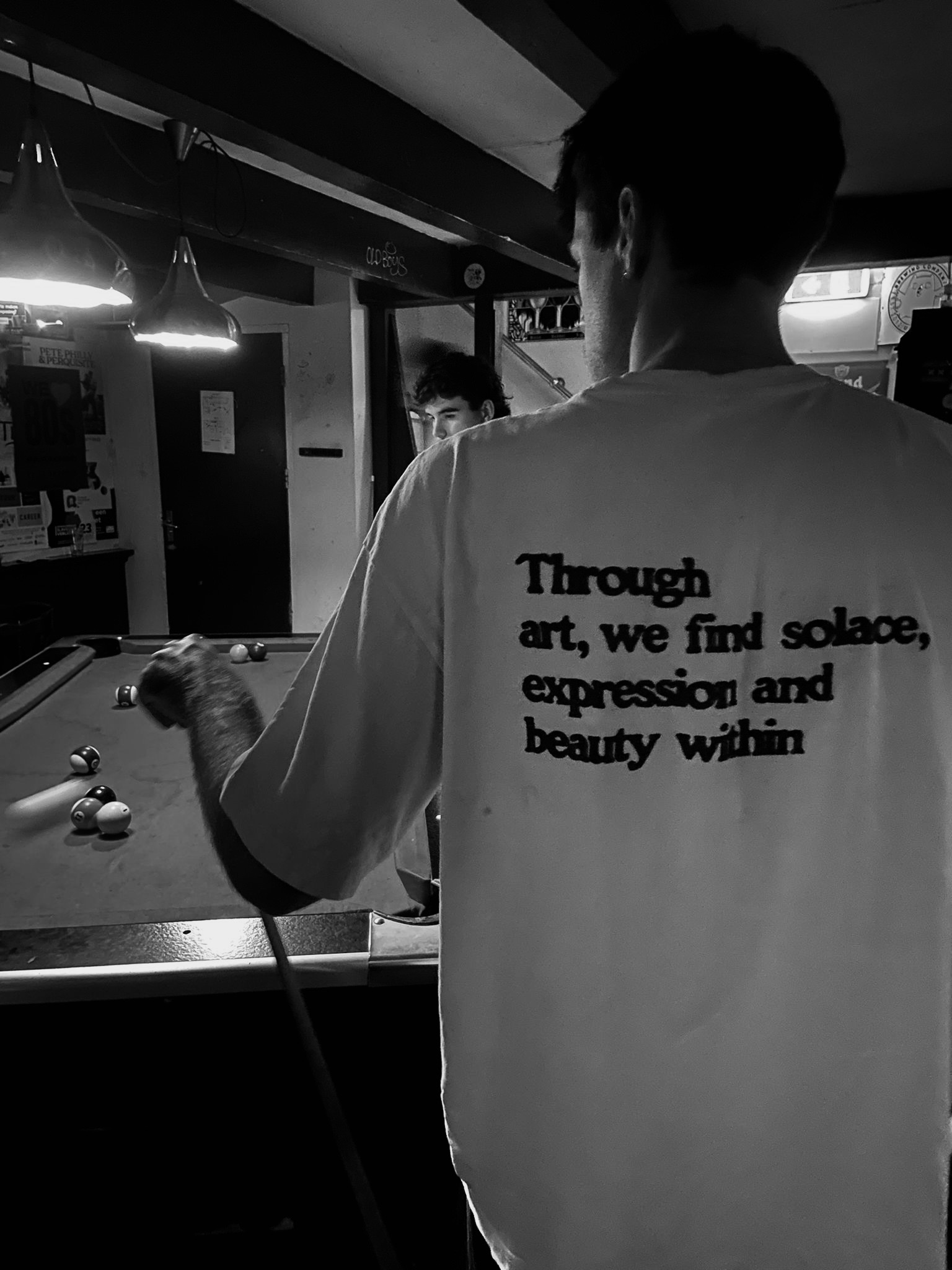 zwart-witte foto van een t shirt met daarop text
